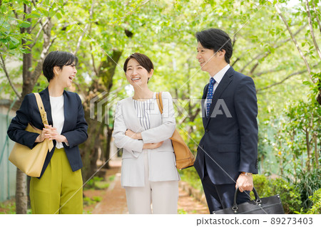 Working people outdoors Working people outdoors 89273403