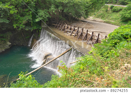 Slit dam dams driftwood and prevents disasters-in the middle reaches of the Kamo River in Kyoto Slit dam dams driftwood and prevents disasters-in the middle reaches of the Kamo River in Kyoto 89274255