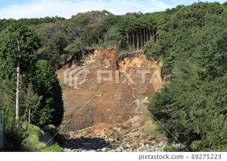 游擊暴雨引起的山體滑坡和山體滑坡 89275223
