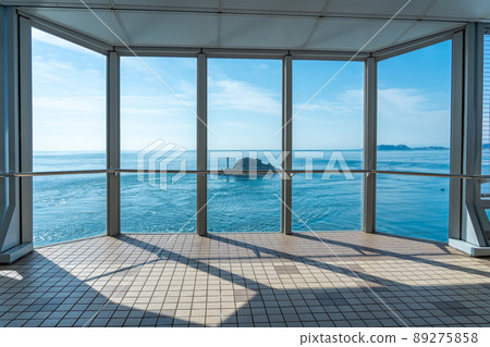 德島縣鳴門市 在小鳴門橋下可以看到鳴門海峽的蜿蜒曲折的道路 89275858