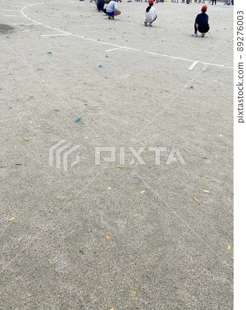 小學生在操場接受指導 小學生在操場接受指導 89276003