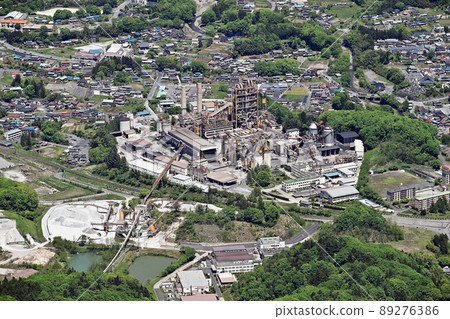 從武科山頂看到的宇部三菱水泥橫瀨工廠（埼玉縣橫瀨町） 89276386