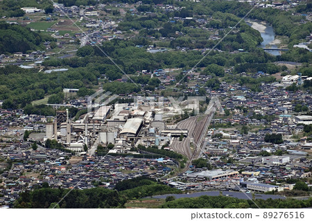 從武科山頂看到的秩父太陽水泥工廠（埼玉縣秩父市） 89276516