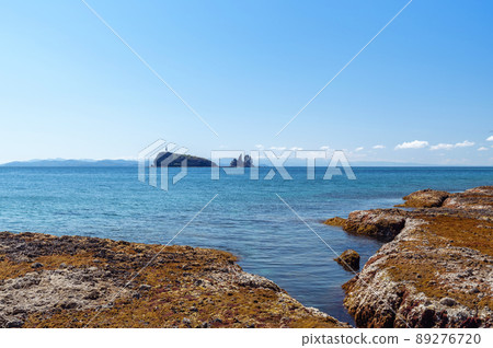 [Wakinosawa, Shimokita Peninsula, Aomori Prefecture] An uninhabited island that resembles a sea bream in Mutsu Bay, Aomori Prefecture is called Tai Island. 89276720
