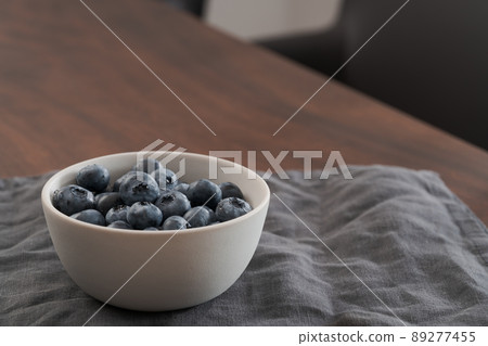 Fresh washed blueberries in white bowl on linen napkin Fresh washed blueberries in white bowl on linen napkin 89277455