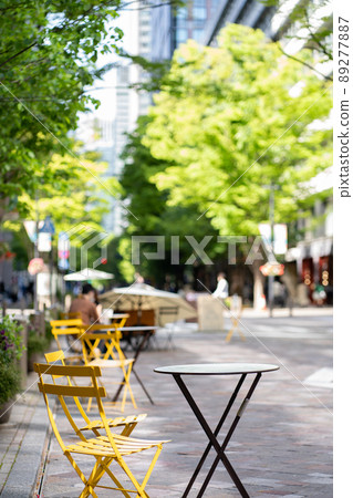 Holiday Marunouchi Naka-dori <Marunouchi, Chiyoda-ku, Tokyo / April> 89277887