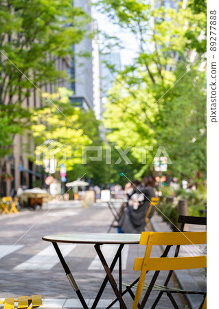 Holiday Marunouchi Naka-dori <Marunouchi, Chiyoda-ku, Tokyo / April> 89277888