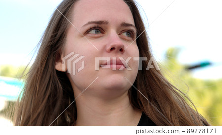 Portrait of a young beautiful woman 89278171