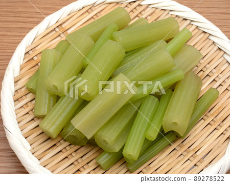 Boiled and peeled butterbur 89278522