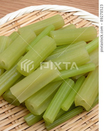 Boiled and peeled butterbur Boiled and peeled butterbur 89278523