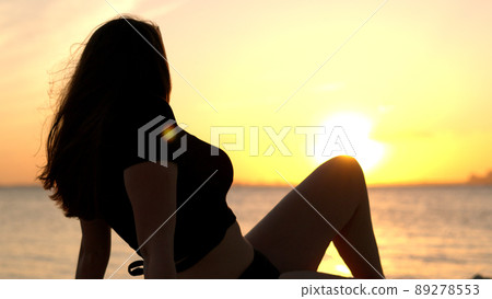 Relaxing at the beach of Miami after sunset 89278553