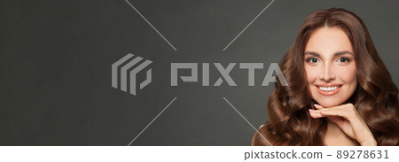 Beautiful woman face close up studio portrain on black banner background Beautiful woman face close up studio portrain on black banner background 89278631