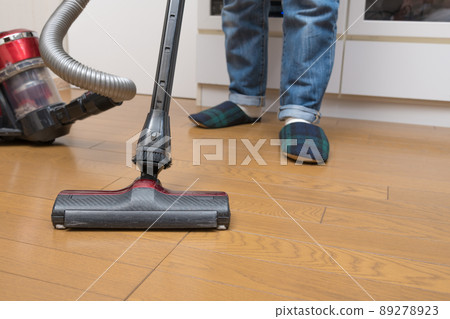 [Middle housewife cleaning flooring with a cyclone cleaner] 89278923