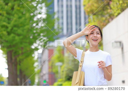 一個女人握著她的手遮住刺眼的太陽 3 89280170
