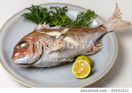 Salt-grilled sea bream Salt-grilled sea bream 89281011