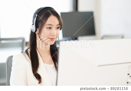 在呼叫中心工作的年輕女接線員 89281158