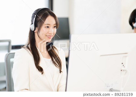 在呼叫中心工作的年輕女接線員 89281159