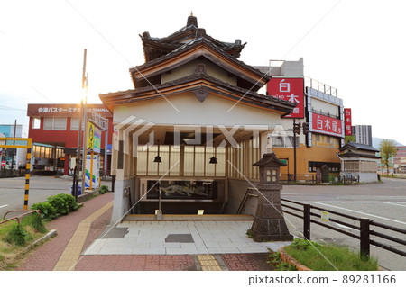 會津若松站周圍的地下通道入口就像一座天守閣。 會津若松站周圍的地下通道入口就像一座天守閣。 89281166
