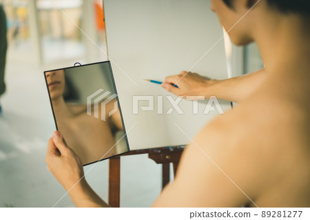 A man drawing a self-portrait 89281277