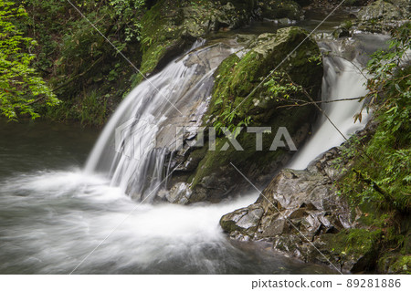 A waterfall that feels refreshing 89281886