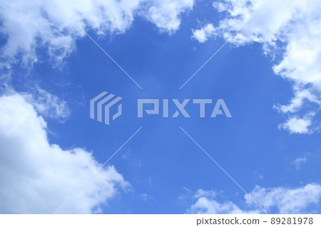 白雲間出現的藍天和天使高低 白雲間出現的藍天和天使高低 89281978