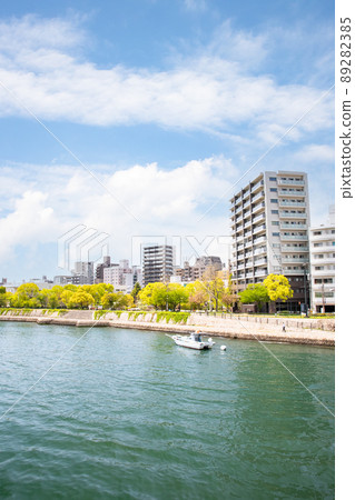 這是廣島的街景。就是紫苑廣場前的主要河流沿岸的風景。請享受寬敞的氛圍。廣島 這是廣島的街景。就是紫苑廣場前的主要河流沿岸的風景。請享受寬敞的氛圍。廣島 89282385