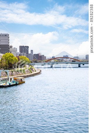 It is the cityscape of Hiroshima. It is the scenery along the main river in front of Aster Plaza. Please enjoy the spacious atmosphere. Hiroshima 89282388