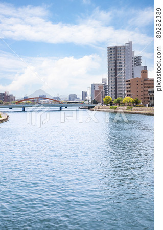 It is the cityscape of Hiroshima. It is the scenery along the main river. Please enjoy the spacious atmosphere. Hiroshima Prefecture 89282389
