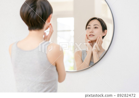 Beauty mirror middle morning Beauty mirror middle morning 89282472