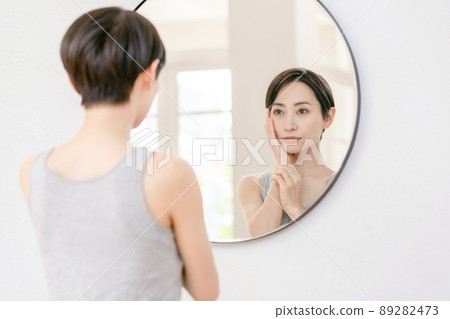 Beauty mirror middle morning Beauty mirror middle morning 89282473