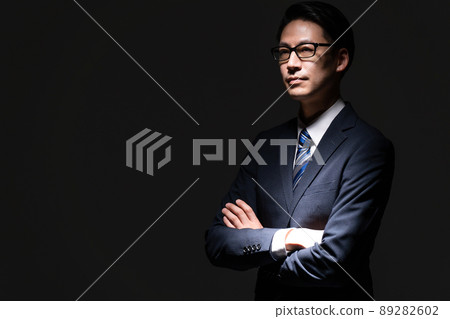 Businessman middle man thinking 89282602