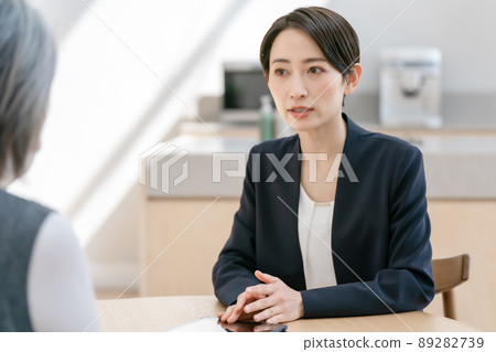 Business woman face-to-face counseling Business woman face-to-face counseling 89282739