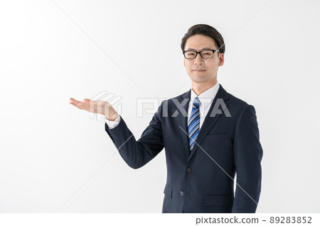 拿著指南的商人中間手 89283852