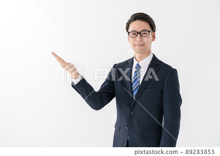 拿著指南的商人中間手 89283853