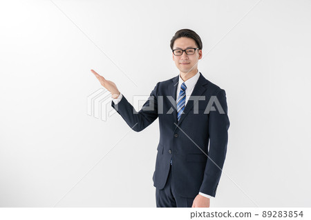 拿著指南的商人中間手 89283854