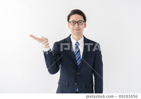 拿著指南的商人中間手 89283856