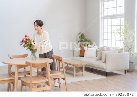 A woman who grows flowers A woman who grows flowers 89283878