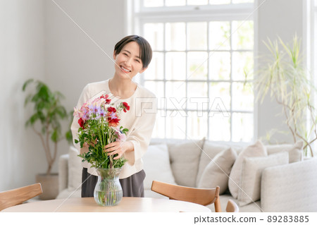 A woman who grows flowers 89283885