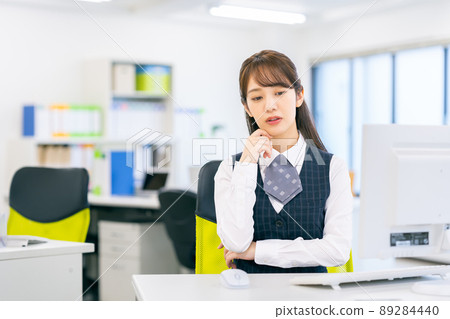 一個陷入困境的辦公室女商人 一個陷入困境的辦公室女商人 89284440