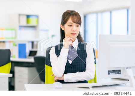 一個陷入困境的辦公室女商人 一個陷入困境的辦公室女商人 89284441