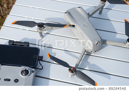 準備、檢查和維護用於無人機戶外拍攝的主機和控制器 89284548