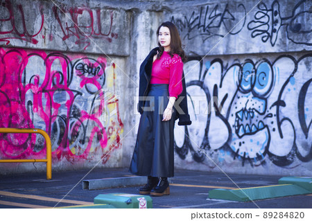 Outdoor female portrait Outdoor female portrait 89284820