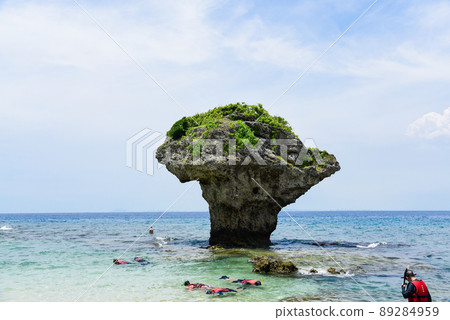 台灣小琉球著名景點花瓶石(海岸珊瑚礁) 89284959