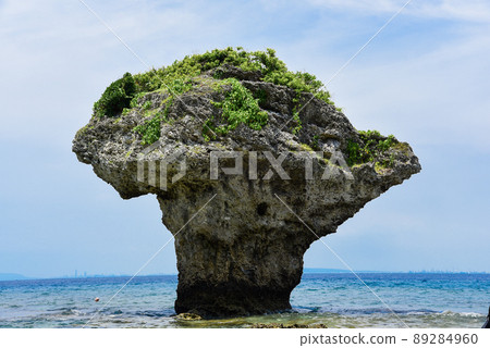 台灣小琉球著名景點花瓶石(海岸珊瑚礁) 89284960