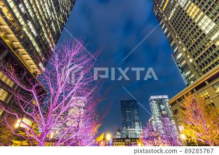 燈火通明的丸之內商業區東京城市景觀 89285767