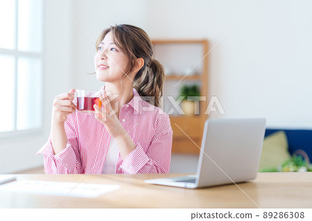 Young woman taking a break between telework Young woman taking a break between telework 89286308