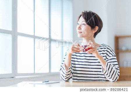 一名中年婦女在客廳休息。 一名中年婦女在客廳休息。 89286421