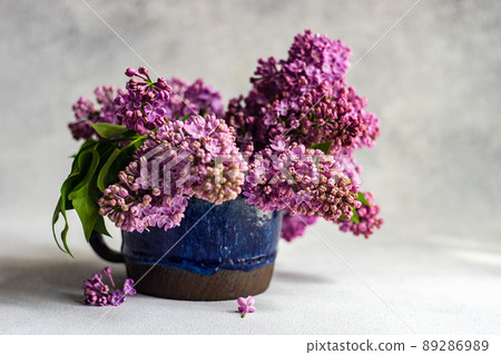 Minimalistic home interior decor with lilac flowers Minimalistic home interior decor with lilac flowers 89286989