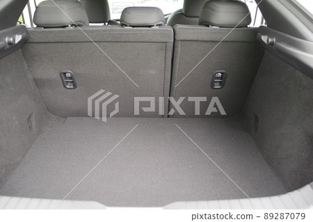 車內兩廂車的行李空間 89287079