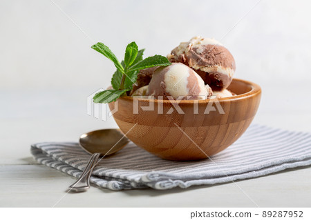 Homemade vanilla-chocolate ice cream. 89287952